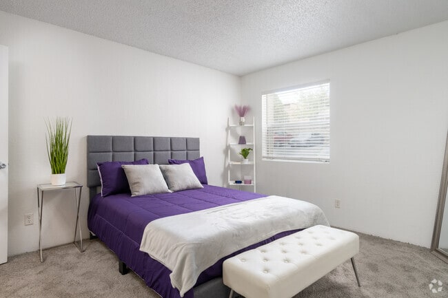 2BR, 2BA - 956SF - Primary Bedroom