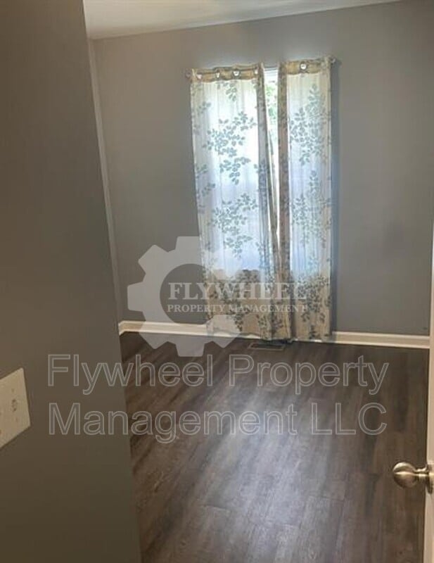 Photo - 690 19th Ave W