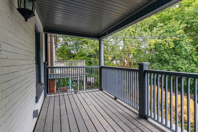 Photo - 412 Wellesley St E