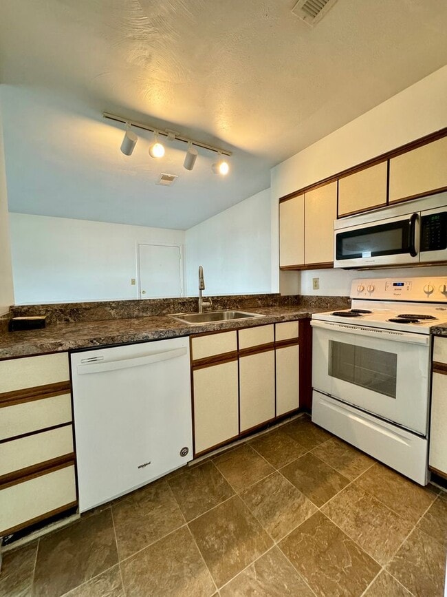 Photo - University Terrace 4 Bedroom Available Now!