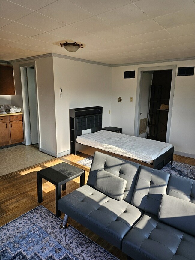 Building Photo - 213 1/2 E Market St Rental