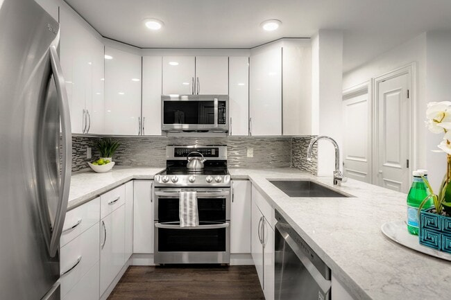 Photo - Spacious Condo on Main St. Bellevue!!