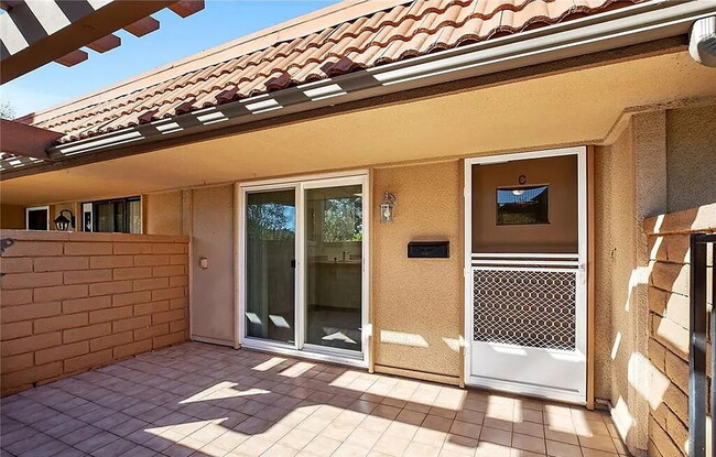 Building Photo - "Charming 1-Bedroom Retreat: Cozy 717 Sq Ft Haven in Sunny CA!"