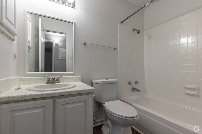 2BR, 2BA - 884SF - Bathroom