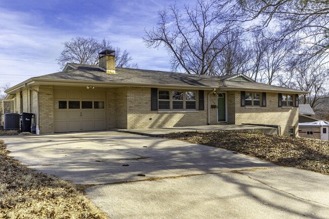 Photo - 340 Crown Point