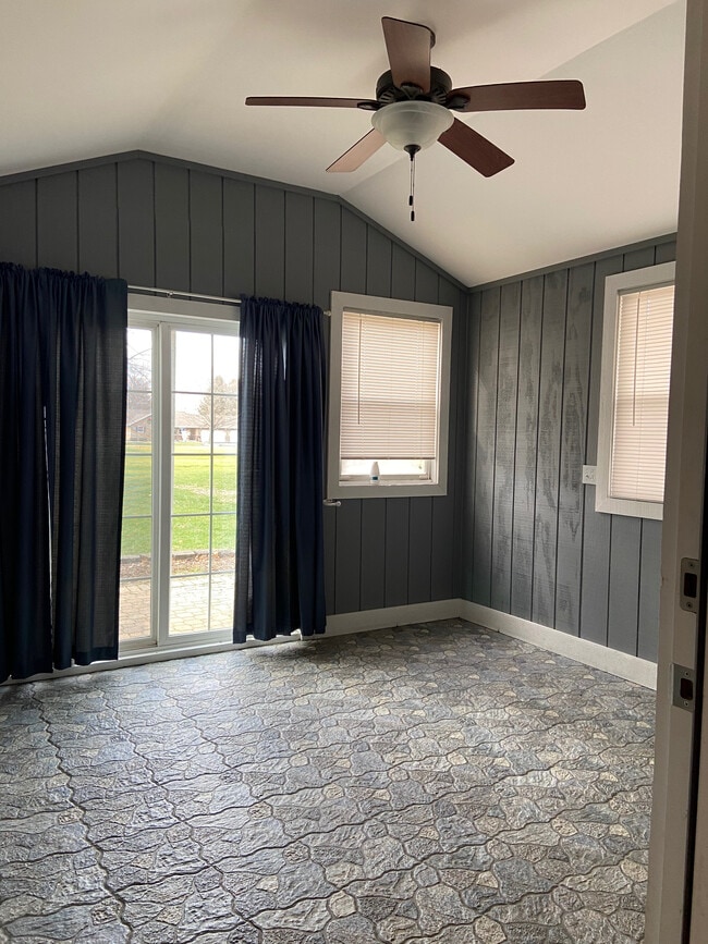 Photo - 558 Beachview Dr