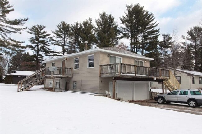 Building Photo - 3 Bedroom Upper Duplex - Newly remodeled Rental