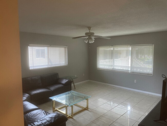 Photo - 240 SW 7th St Apartamento Unidad 10