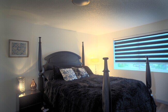 Upstairs room 'black swan' - 1114 Pawnee Ln