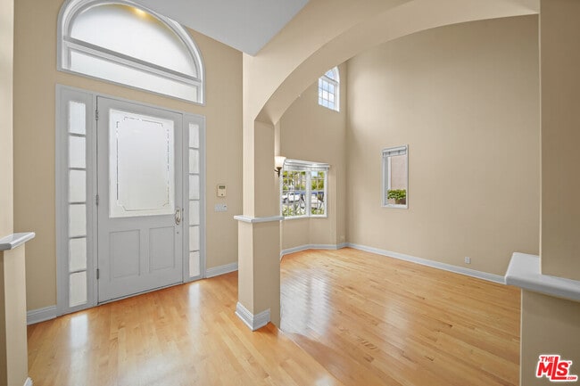 Photo - 248 S Swall Dr