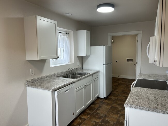 Kitchen - 402 Miller Ln