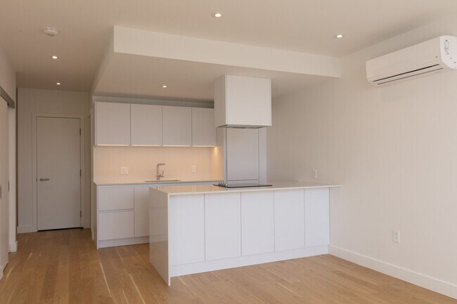 Building Photo - 3014 Avenue Van Horne Unit 33