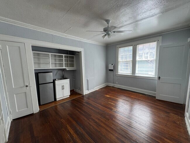 1043 Saint Charles Ave NE