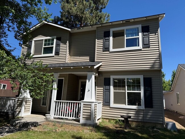 Building Photo - Fantastic 3 Bed/2.5 Bath Single Family Home in SE Bend