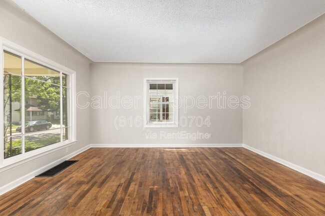 Photo - 1031 Merrifield St SE