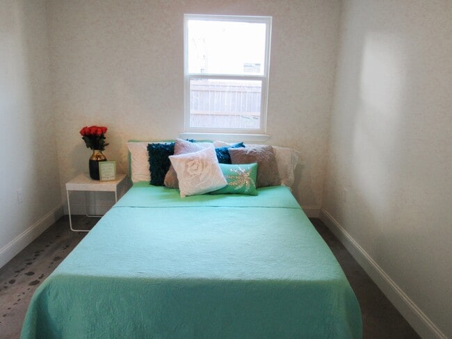 Building Photo - 728 Desire St Unit D
