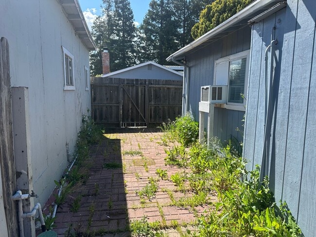 Photo - 0786 -- NEW AVE Unit C