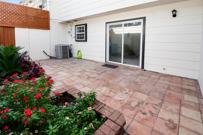 Building Photo - 8868 Kempwood Dr