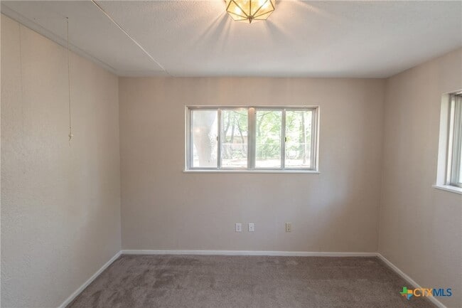 Photo - 409 Oak St