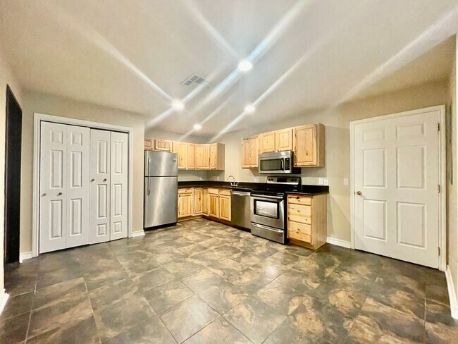 Photo - Walk to campus! Walk downtown! Fenced yard! Flat Rate Utilities!