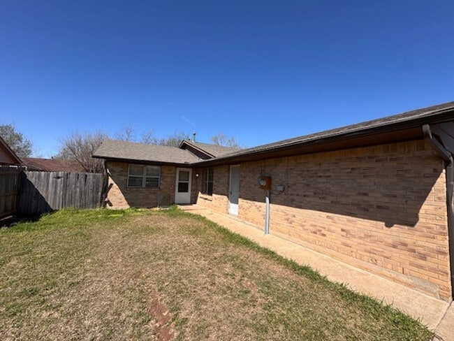 Building Photo - 2 bed, 1 bath, 1 car garage duplex with 2 car driveway for rent in southwest OKC near SW 89th and...