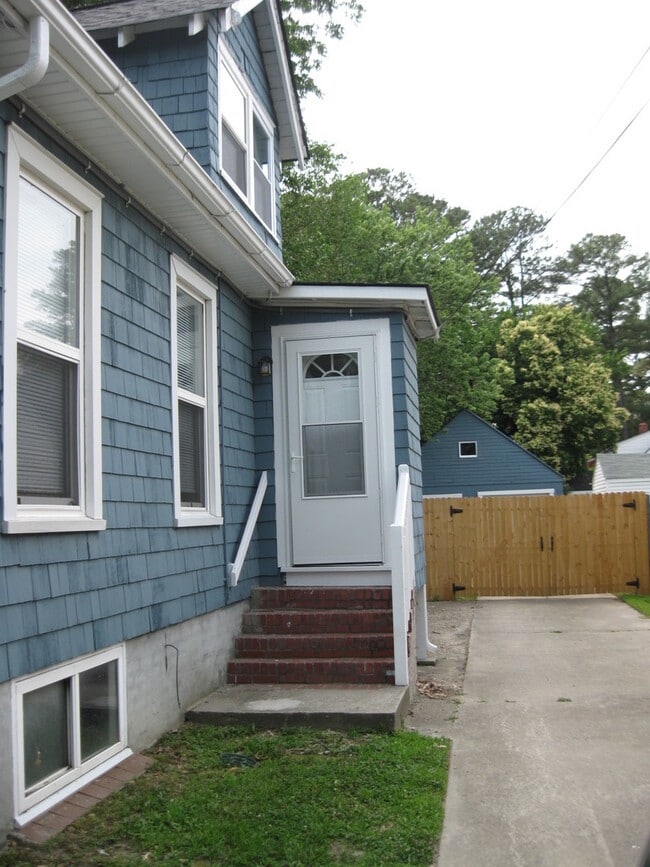 Building Photo - 9537 Grove Ave Unit B Rental