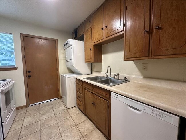 Photo - 2023 Delaware Ln