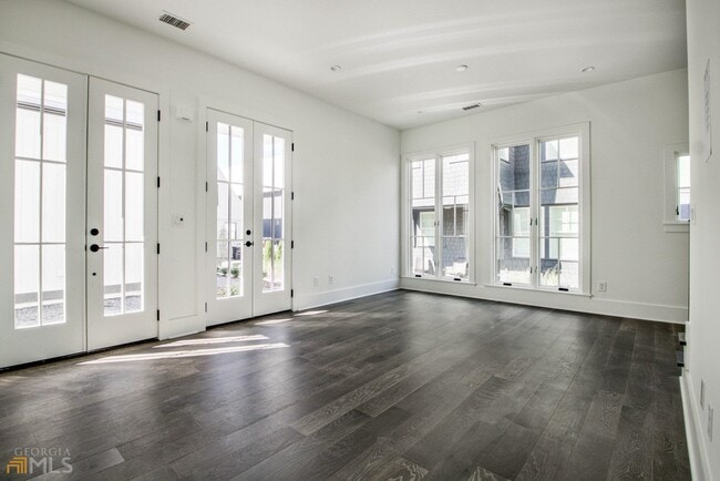 Photo - 135 Carlyle Ln