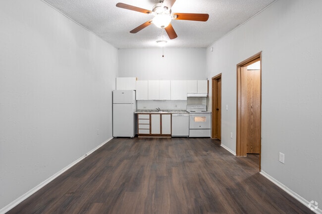 1BR, 1BA - 576SF - Living Room