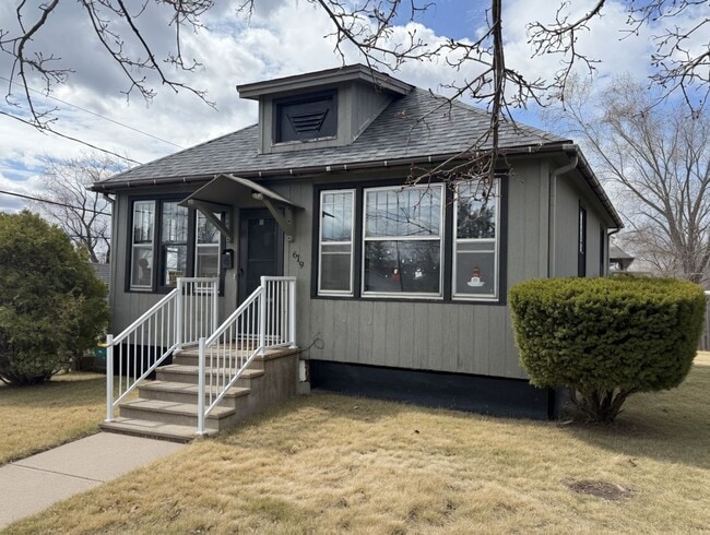 Building Photo - Duluth MN 5- Bedroom - 2-Bath - 1 - Car Single Family Home