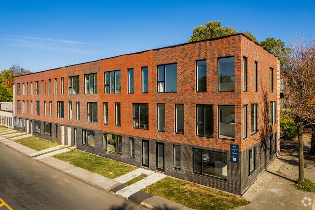 Building Photo - 675 Rue Butler