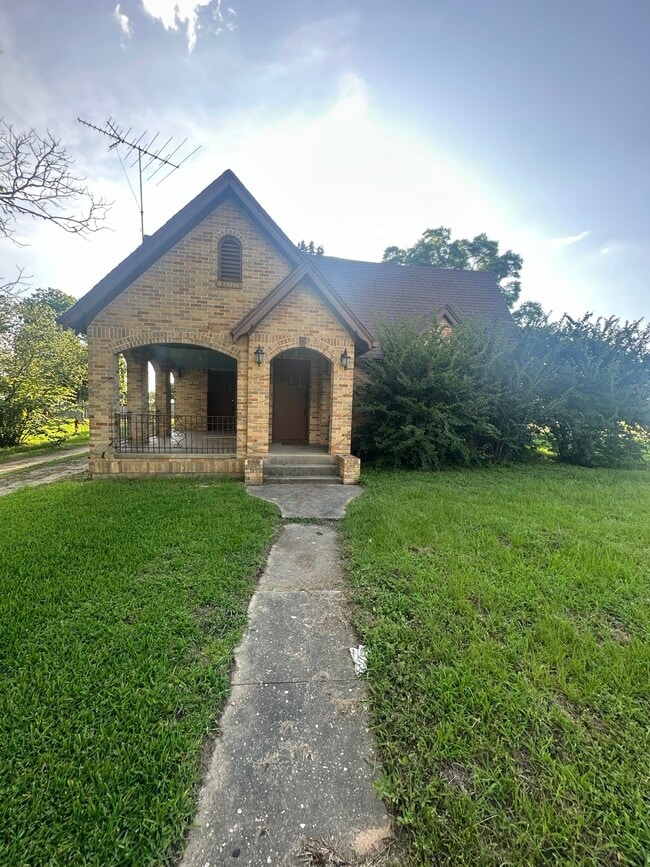 Building Photo - 1305 9th St