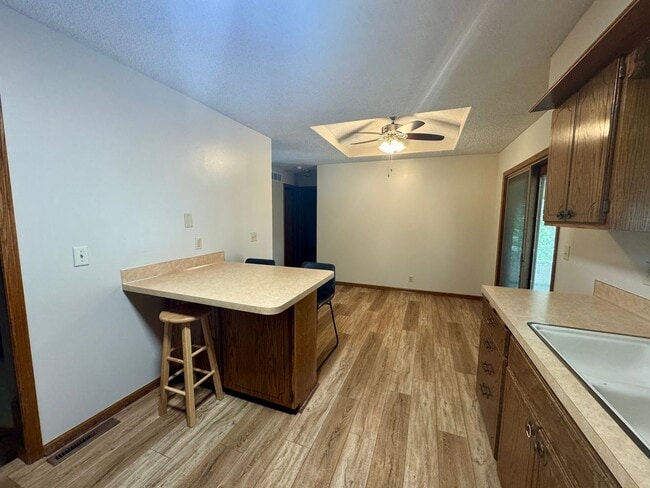 Photo - Beautiful walk-out house in SOUTH Lincoln