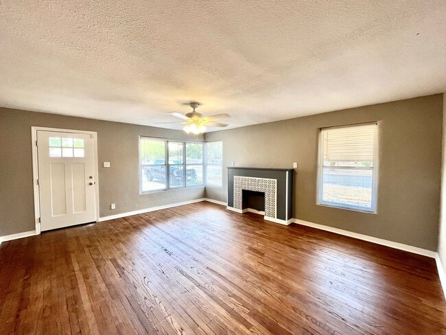 Photo - Pre-Leasing - 2 bed 1 bath Close to Tech!