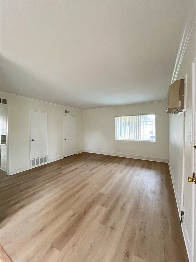 Photo - Chateau Whitsett Apartments