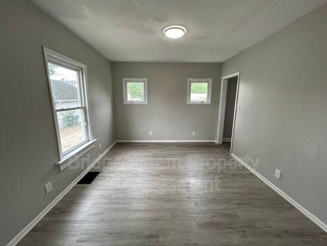 Photo - 279 S Findlay St