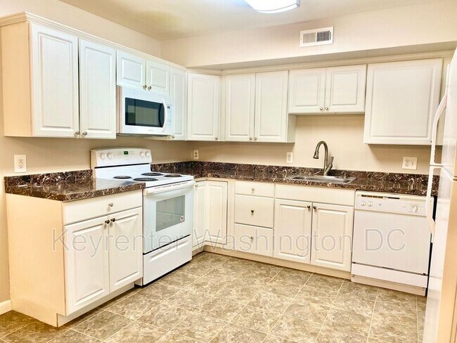 Photo - 17405 Pipers Way