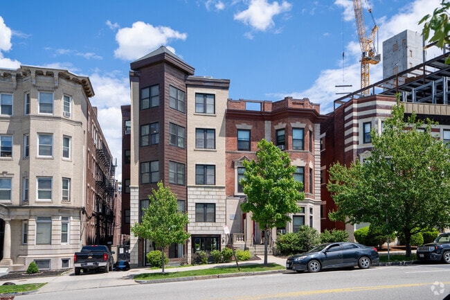 461 Park Drive está ubicado en el submercado Audubon Circle de Boston. - 461 Park Dr