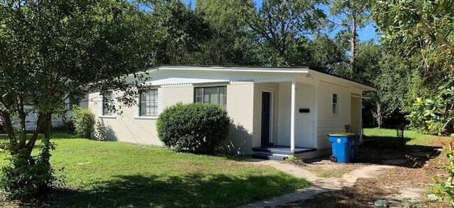 Building Photo - Charming & Newly Renovated 4-Bedroom, 2-Ba... Rental