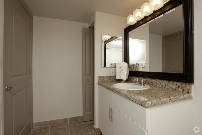 2BD,2BA-1,155sf - Bathroom - Camden Las Olas
