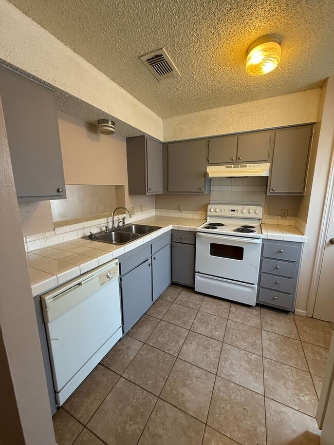 Building Photo - 2 bedroom 2 bath town home in a gated comm...