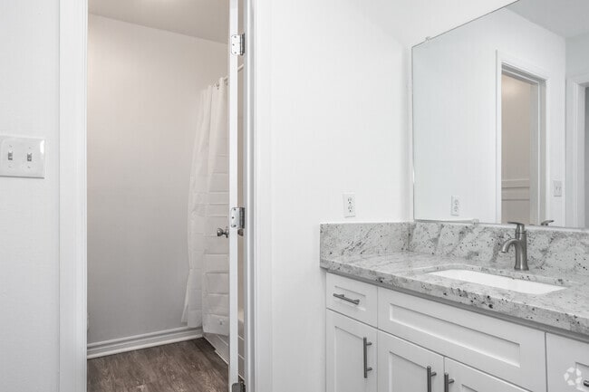 Studio - 475SF - Bathrrom