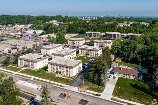 Photo - Live at The Oaks of West Saint Paul | Spac...