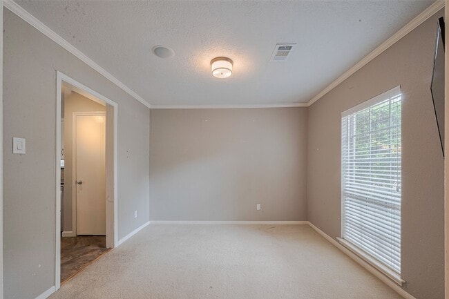 Photo - 927 Carlingford Ln