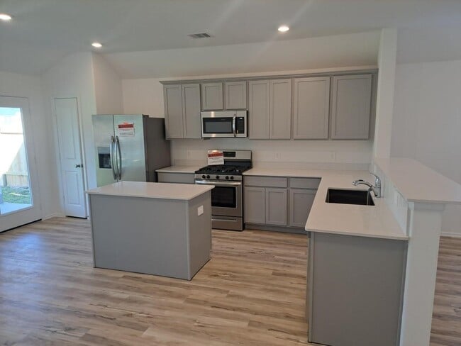 Photo - 124 Southern Red Oak Ln