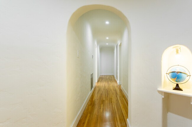 Photo - 450 S Roxbury Dr Unit 450