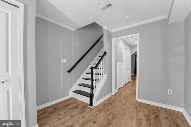 2504 Smoketree Ln
