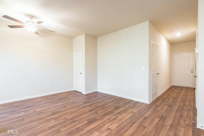 Photo - 913 Highwood Ln