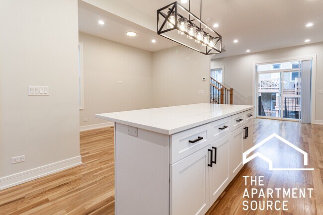 Photo - 858 N Paulina St