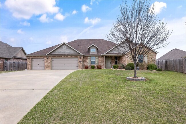 Building Photo - 1221 Stoneybrook Ln